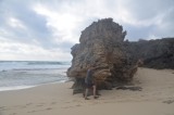 Grote rotsen op het strand