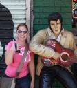 Melanie met elvis op de foto