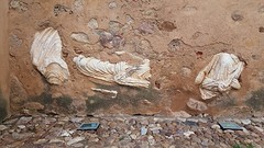 Culturele integratie: fragmenten Romeinse beelden gebruikt als bouwmateriaal