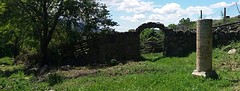 Romeinse mijlsteen en -muur. De Romeinen gebruikten pallets als bouwmateriaal (links van de boog)