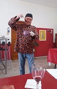 Enthousiaste Spaanse kok die een heerlijke maaltijd bereidt