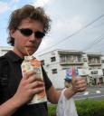 Op zijn Japans, rietje bij je pak drinken!