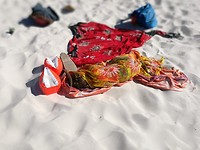 zoek slapende Saar op het strand:)