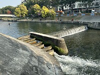 Park aan weerszijden van een rivier