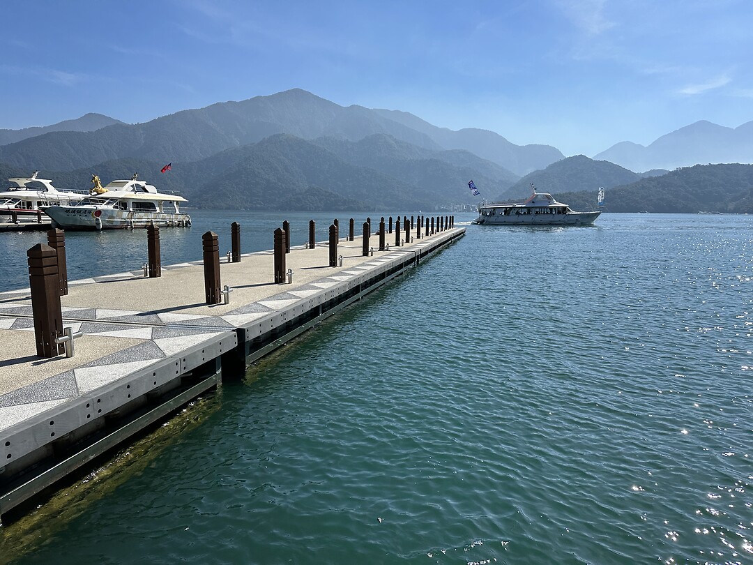 Sun and Moonlake