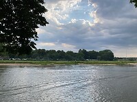 Zicht op tent en camping