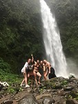 Bij de Nungnung Waterfall