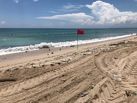 Het strand met nog een aantal plastic resten