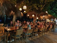 Met z'n allen uit eten, één van de laatste avonden
