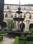 Klooster Samos. Fontein met zeemeerminnen