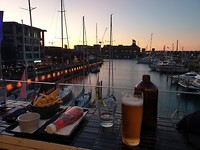 Een drankje doen in de haven van Auckland