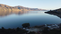 Free camping aan Lake Hawea (zoek Jeroen, geel shirt)