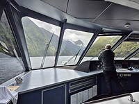 De kapitein met uitzicht vanuit de stuurhut