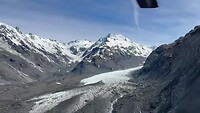 Vallei en gletsjer vanuit heli