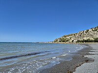 Kust met zicht op deel baai waar appartement staat