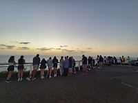 Meer mensen kijken naar de zonsopkomst