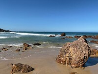 Rotsen bij strand