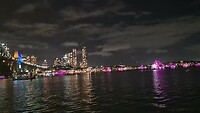 Uitzicht op verlichte haven