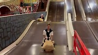 Kleine kindjes gaan van de glijbaan