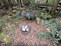 Dino met kleintjes uit ei