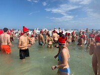 In het water