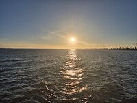 Zon gaat onder in zee