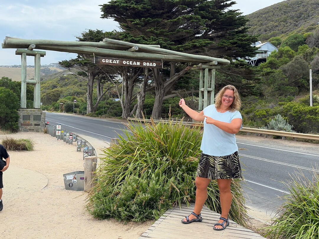 Marjolijn bij de Great Ocean Road poort