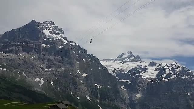 ieks... ziplinen vanaf First (wij filmen vanuit de cabinelift) (juni 2017)