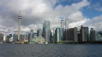 Zicht vanaf de ferry op de skyline van Toronto