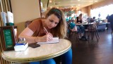 Jess blogs bijwerken op airport