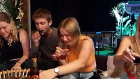 Met de vrienden wat drinken!