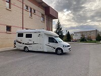 Voor de universiteitssporthal in Soria overnacht