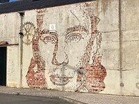 Streetart door de kalklaag weg te bikken