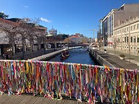 De vrolijk versierde bruggetjes in Aveiro