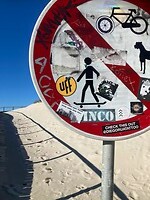 Verboden met je skatebord over het strand te rollen!