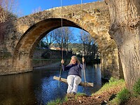 Schommelen bij de brug