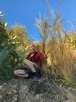 Naar beneden glijden tussen de scherpe stenen en cactussen