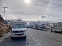 De skipistes op de achtergrond