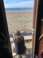 Genieten van de ochtendzon aan de Middellandse Zee