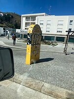 Het bestickerde N2 herkenningsbord, in bijna ieder dorp te vinden