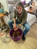 Druk aan het stampen van de kimchi