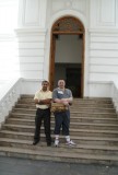 Nalin en Martin bij het museum
