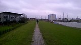 Gejaagd door de wind op de dijk in Makkum