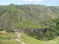 4 juni - de Garni tempel ligt aan een mooie kloof