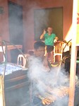 18 juli - onze sate ayam wordt klaargemaakt