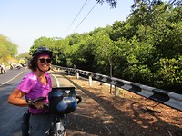 26 juli - we rijden over een drukke weg door een mangrovebos en zien veel apen