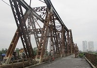 de Long Bien Bridge