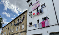 De was hangt buiten in Pamplona