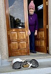 Oma die trots haar katten voert