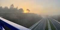 De zon baant zich een ‘ weg’ door de mist